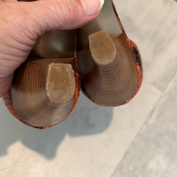 Tahari EUC Orange/brown snakeskin pattern textured Leather Heels Size 8M - Picture 10 of 11